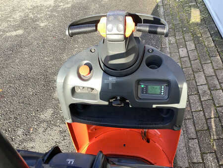 Terminálový traktor 2018  Linde P30 (3)