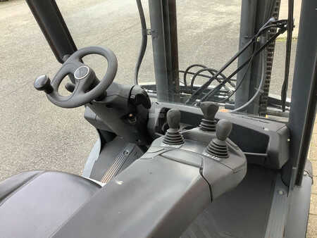 Dieselový VZV 2013  Linde H30D-02 (3)