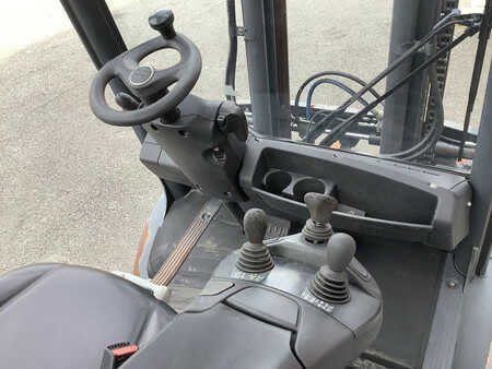 Wózki widłowe diesel 2014 Linde H30D-02 (3)