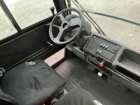 Terminálový traktor 2013  Linde P250 (3)