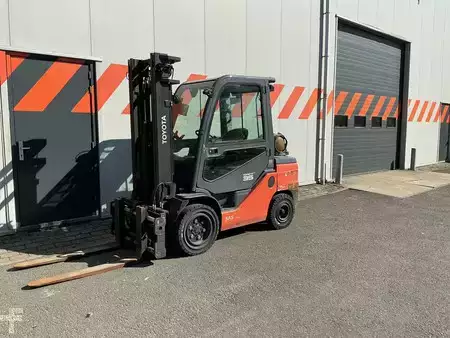 LPG heftrucks  Toyota 06-8FGJ35F (1)