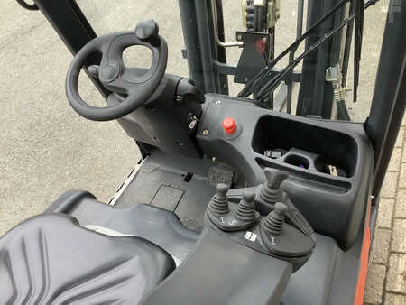 Carrelli elettrici 3 ruote 2013 Linde E16C-01 (3)