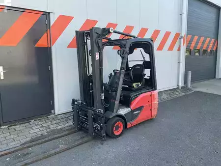 3-wiel elektrische heftrucks  Linde E16C-02 (1)
