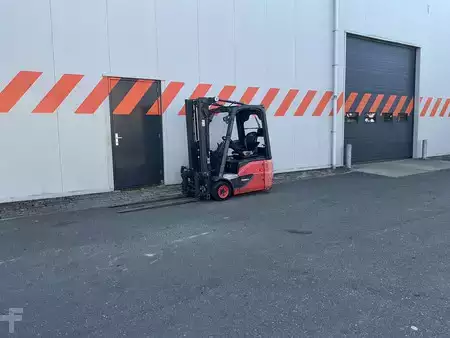 3-wiel elektrische heftrucks  Linde E16C-02 (5)