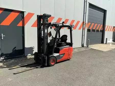 3-wiel elektrische heftrucks  Linde E16-02 (1)