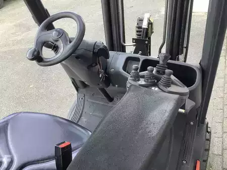 LPG Forklifts 2012  Linde H20T-01 (3)