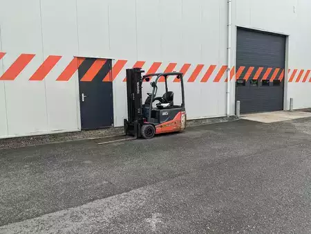 Eléctrica de 3 ruedas  Toyota 8FBE20T (5)