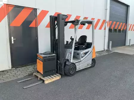 Eléctrica de 3 ruedas  Still RX20-20P (1)