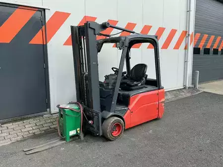 Eléctrica de 3 ruedas  Linde E18L-00 (1)