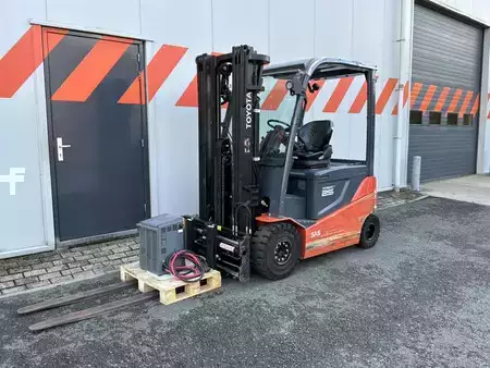 Elektryczne 4-kołowe 2019  Toyota 8FBMKT25 (1)