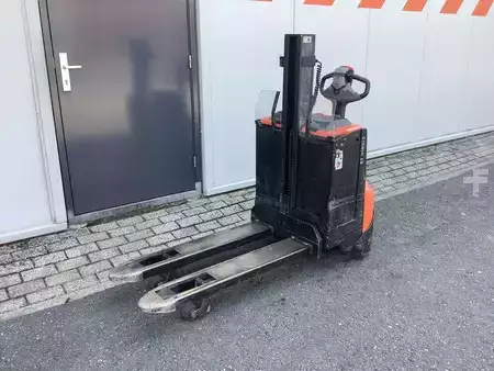Apilador eléctrico  Toyota SWE080L (2)