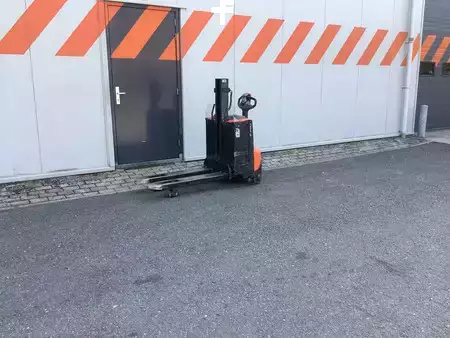 Apilador eléctrico  Toyota SWE080L (5)