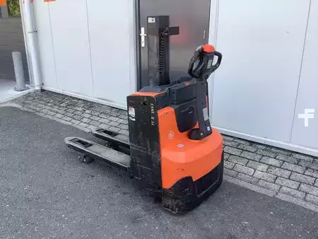 Apilador eléctrico  Toyota SWE080L (2)