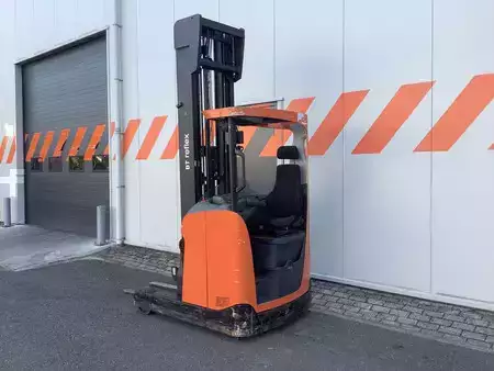 Carretilla retráctil  Toyota RRE140HE (2)
