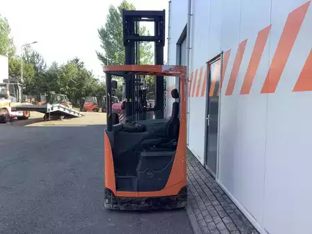 Carretilla retráctil  Toyota RRE140HE (3)