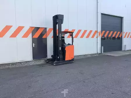 Carretilla retráctil  Toyota RRE140HE (4)