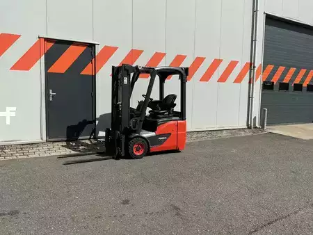Chariots électriques à 3 roues 2017  Linde E12-02 (1)