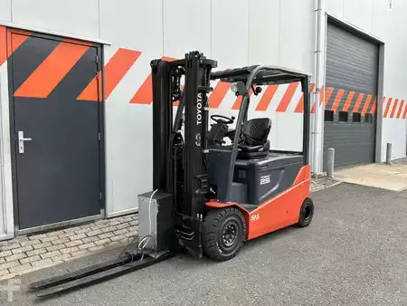 Eléctrico - 4 rodas 2017  Toyota 8FBMT25 (1)