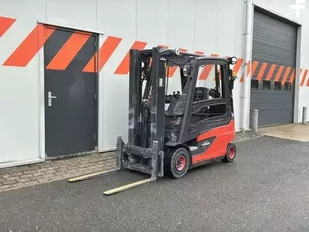 Elektryczne 4-kołowe 2018  Linde E25L-01 (1)