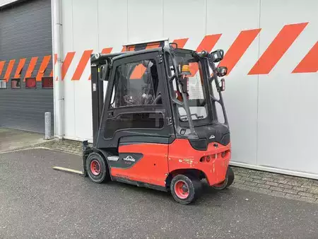Elektryczne 4-kołowe 2018  Linde E25L-01 (2)