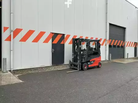 Elektryczne 4-kołowe 2018  Linde E25L-01 (5)