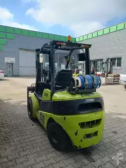 Gas truck 2013  Clark C30L (2)