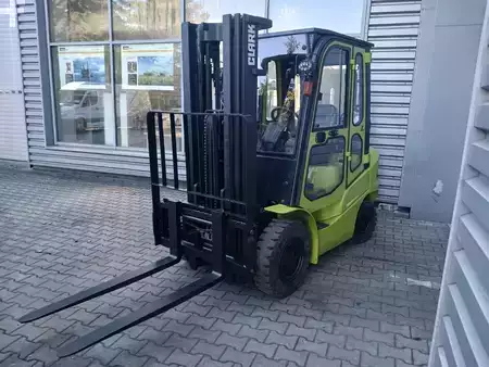 Empilhador a gás 2018  Clark GTS25 (2)