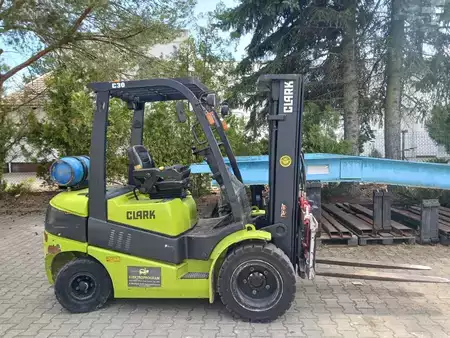 LPG heftrucks 2013  Clark C30L (1)