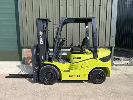 Wózki widłowe diesel 2025  Clark GTS25 (1)