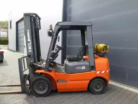 Nestekaasutrukki 2008  Heli CPQD25H (3)