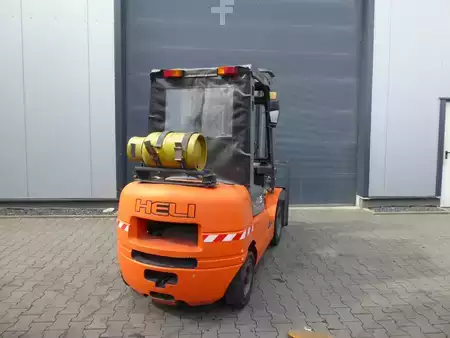 Nestekaasutrukki 2008  Heli CPQD25H (5)