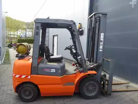 Nestekaasutrukki 2008  Heli CPQD25H (6)