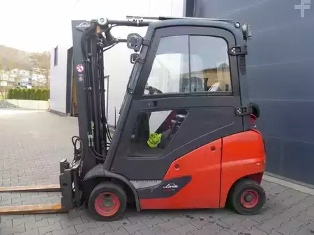 Gázüzemű targoncák 2015  Linde H18T-01 (5)