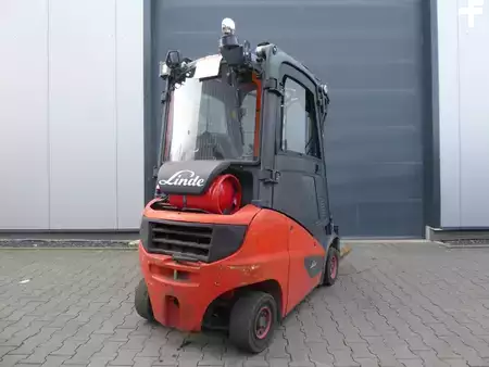 Gázüzemű targoncák 2015  Linde H18T-01 (8)