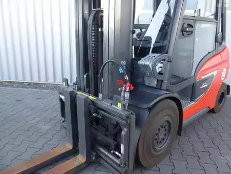 Empilhador a gás 2023  Linde H35T-01 (2)