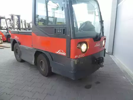 Chariots tracteurs 2021  Linde P250SWB (8)