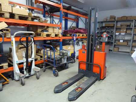 Pallet Stackers 2012  Linde MM10 (1)