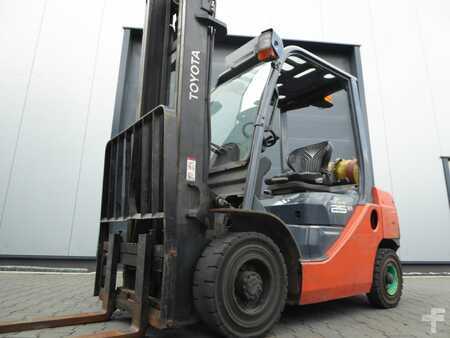 LPG Forklifts 2015  Toyota 02-8FGF25 (2)