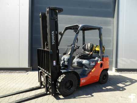 LPG Forklifts 2021  Toyota 02-8FGF25 (1)