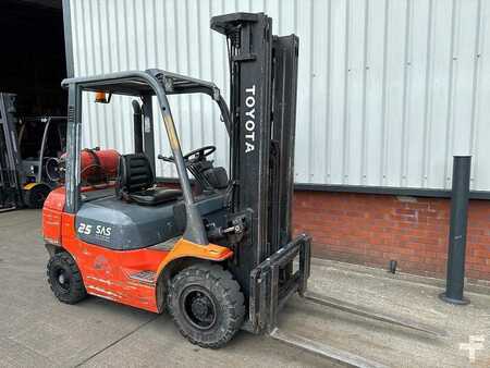 LPG Forklifts 2007  Toyota 7FGF25 (5)