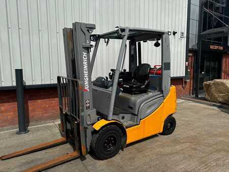 LPG Forklifts 2018  Jungheinrich TFG320s (1)