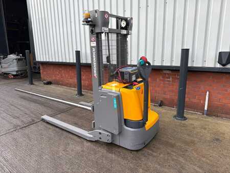 Apilador conductor incorporado 2017 Jungheinrich EJC B16 (1)