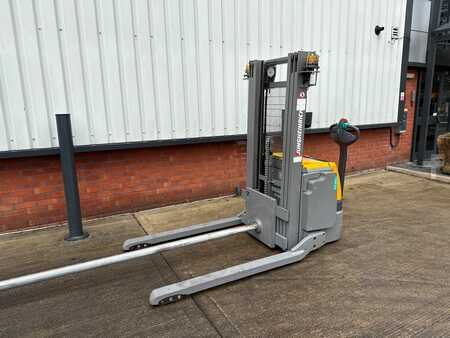 Stacker stå på 2017  Jungheinrich EJC B16 - Carpet Boom (2)