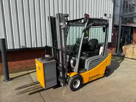 Eléctrica de 4 ruedas 2020  Jungheinrich EFG 320 115-440 DZ (1)