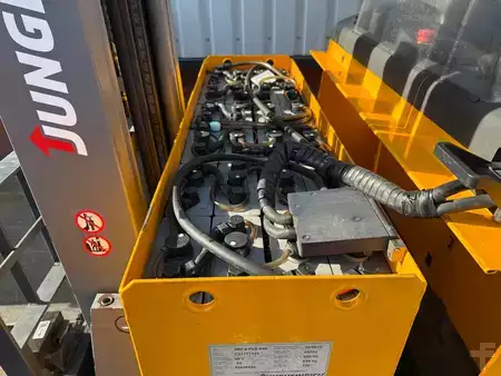 Chariots à mât rétractable 2019  Jungheinrich ETV C16 (5)