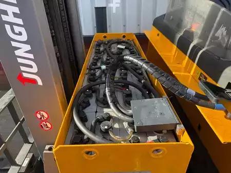 Chariots à mât rétractable 2019  Jungheinrich ETV C16 (5)