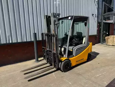 El truck - 4 hjulet 2019  Jungheinrich EFG 320 (1)
