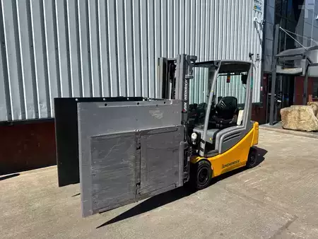 Elektryczne 4-kołowe 2019  Jungheinrich EFG 320 GE 100-440DZ - Carton Clamp (1)