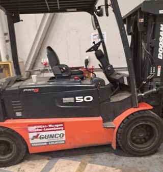 Elektryczne 4-kołowe 2014  Doosan B50X-5 (1)