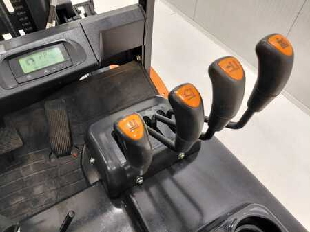 Elektryczne 4-kołowe 2014  Doosan B50X-5 (8)